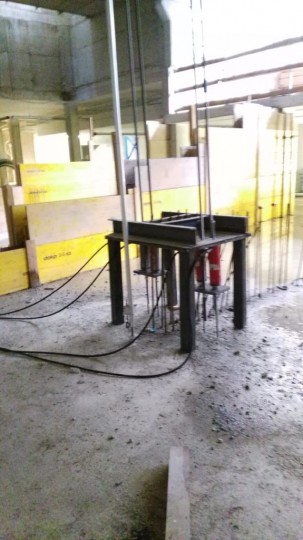 Prova 40 tonnellate a tiro su trave lunga - particolare struttura ancoraggio martinetti